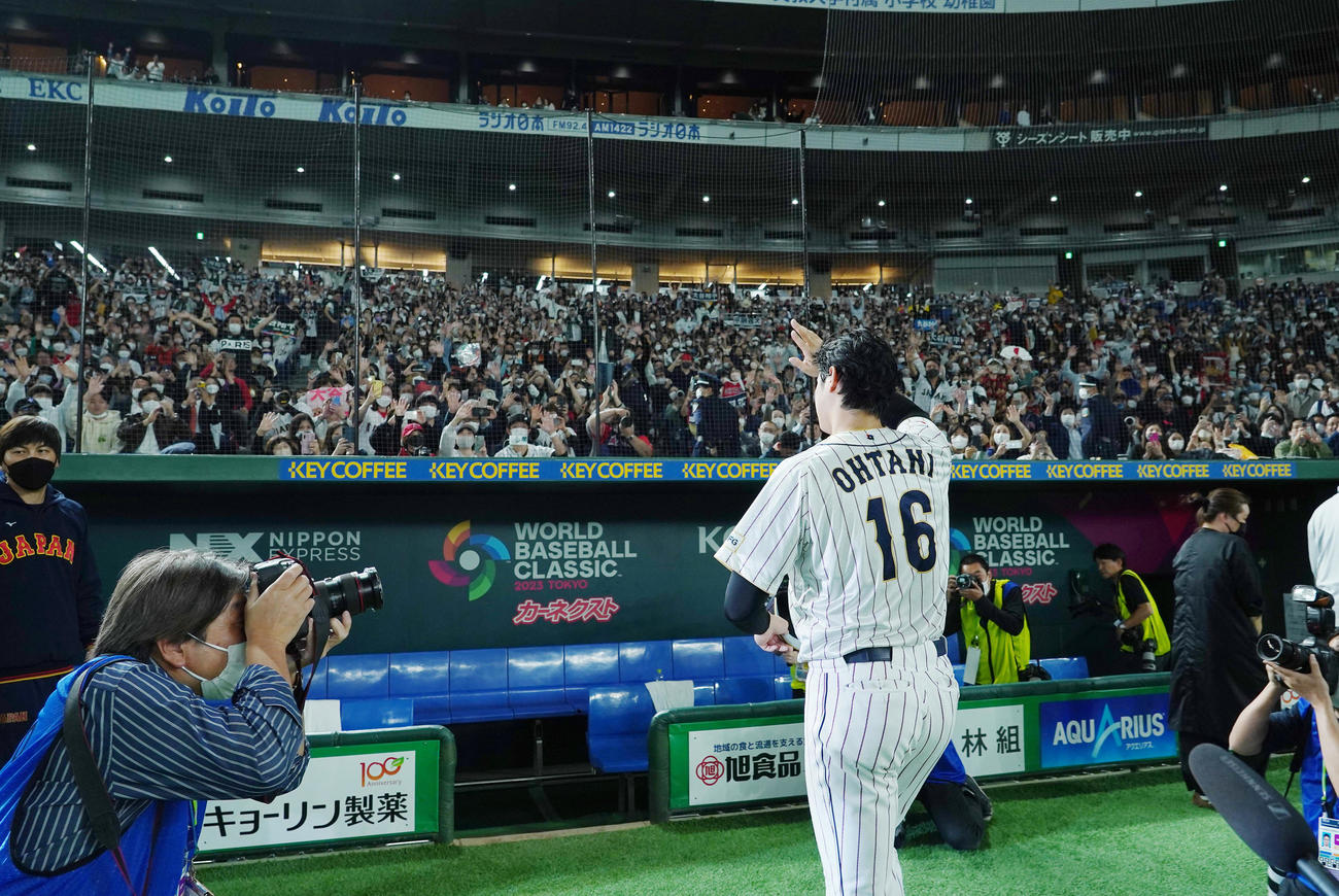 日本対中国　勝利投手の大谷は、ファンの歓声に応えながら引き揚げる（撮影・菅敏）