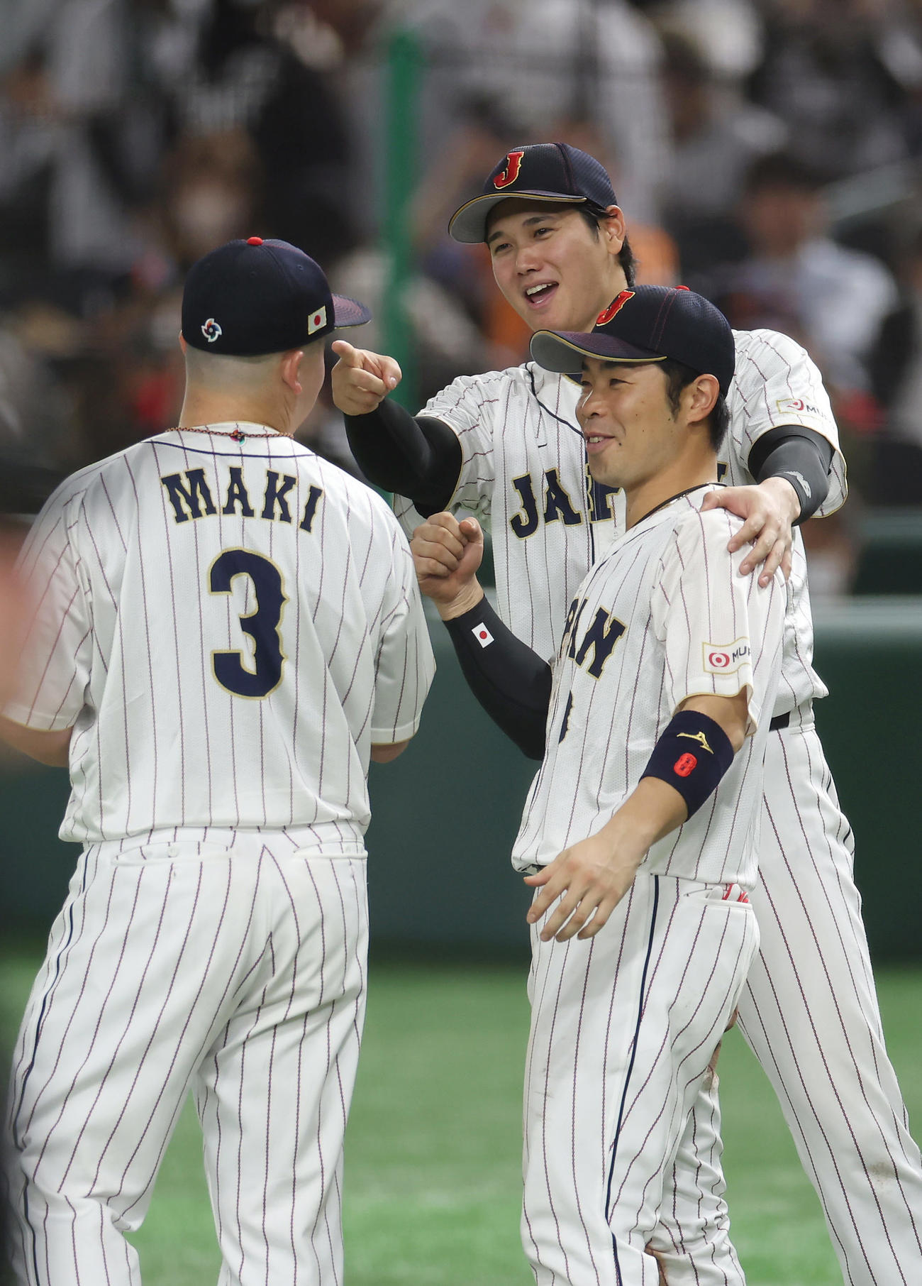 日本対中国　中国に勝利し、笑顔で牧（左）を指さす大谷。右は近藤（撮影・前田充）