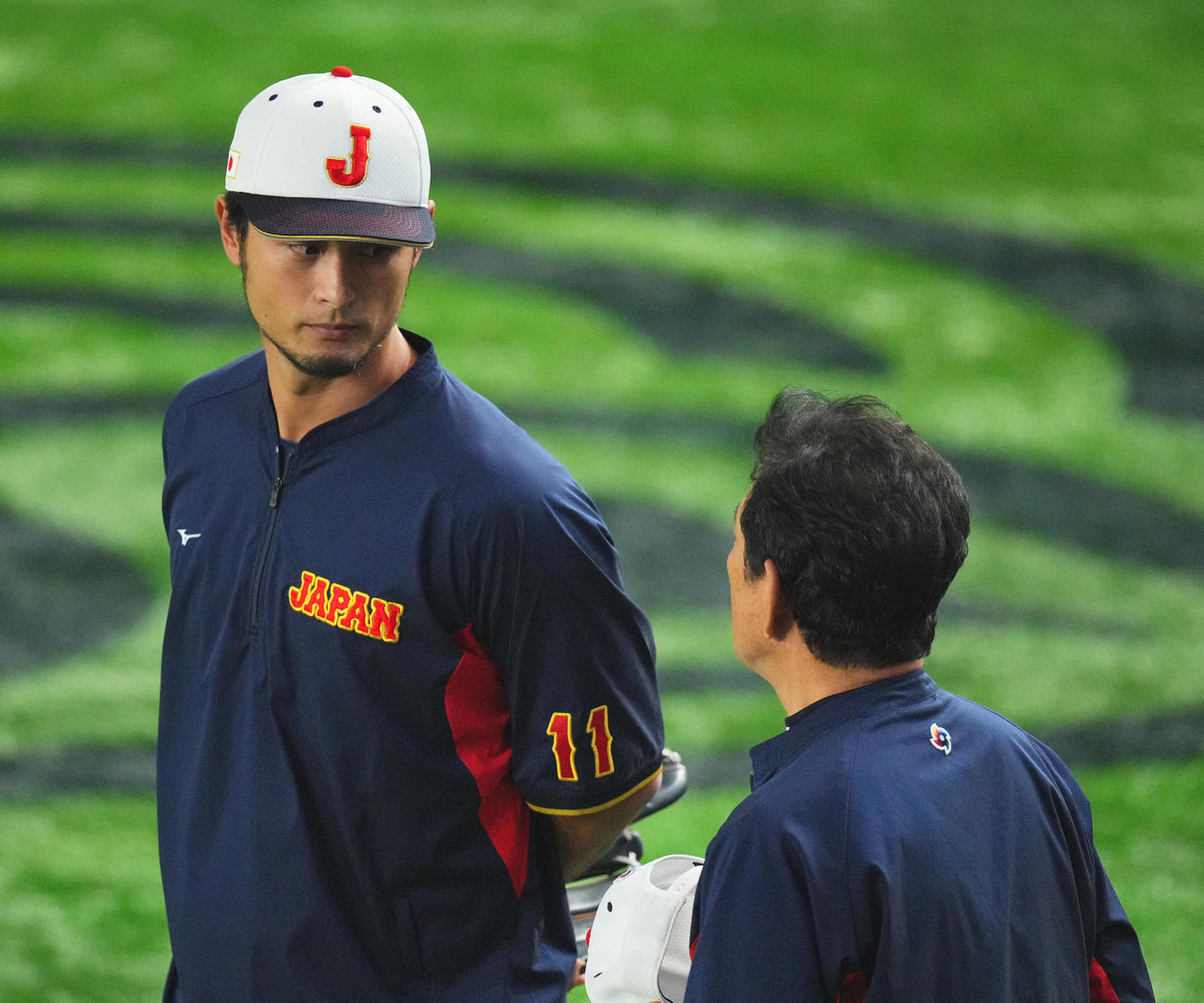 日本対中国　試合前練習中、栗山英樹監督（手前）と話すダルビッシュ（撮影・垰建太）