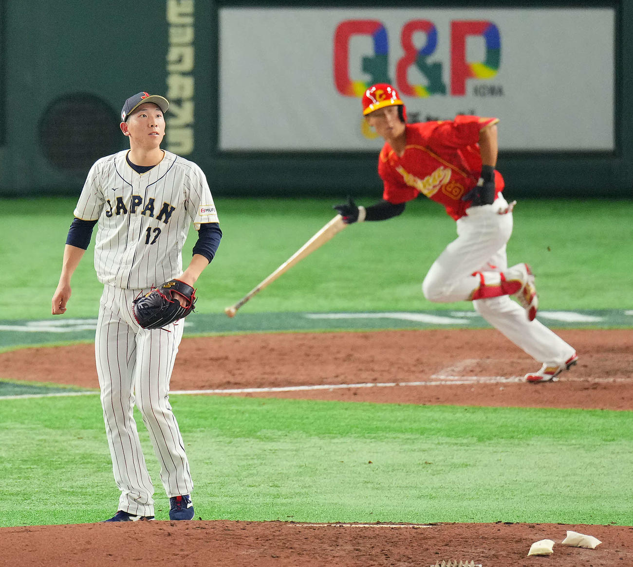 日本対中国　6回表中国2死、梁培（右）に左越えソロ本塁打を浴びる戸郷（撮影・垰建太）