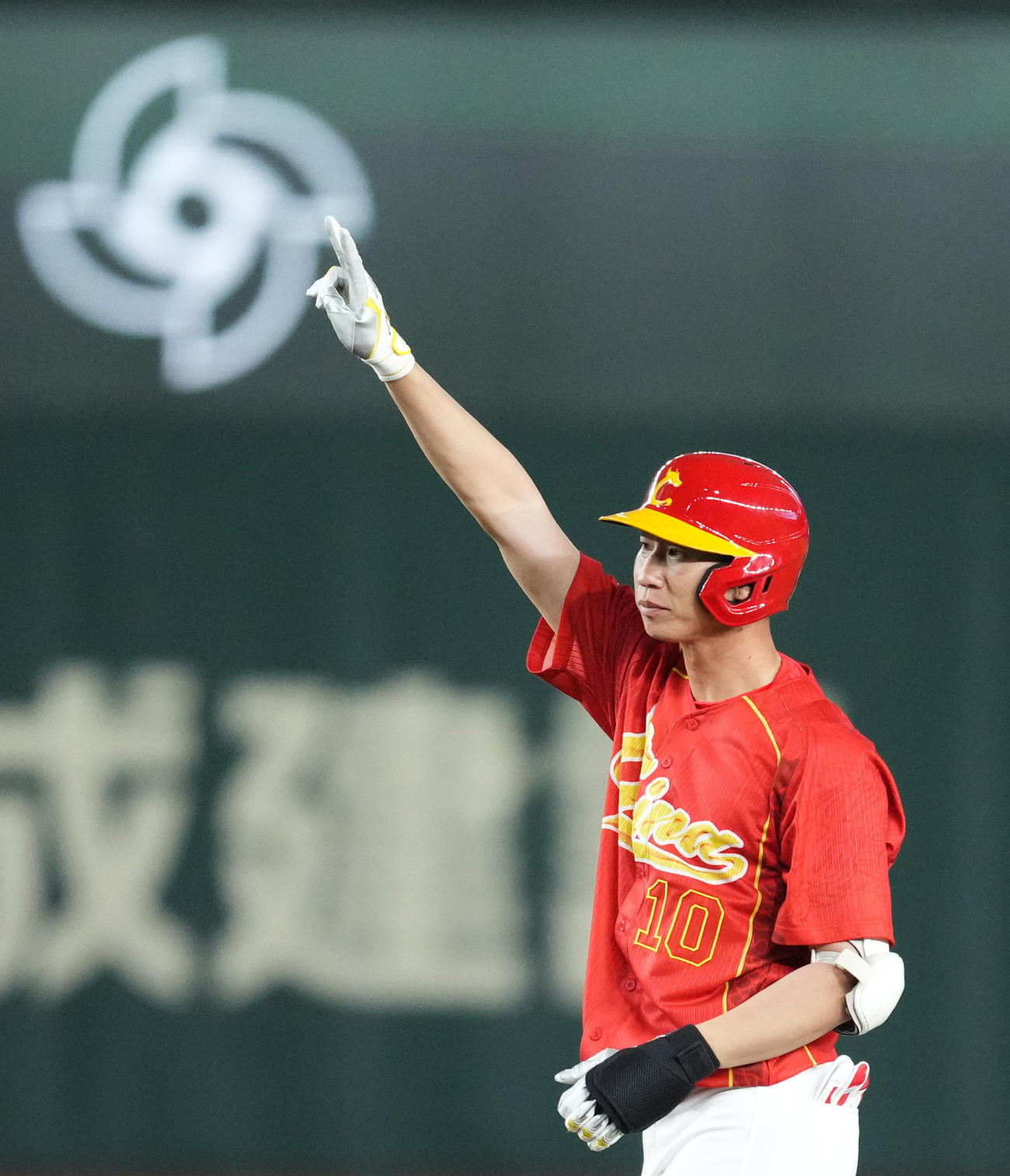日本対中国　7回表中国無死、左翼線二塁打を放ち、ベンチに向かってポーズをとる真砂（撮影・菅敏）