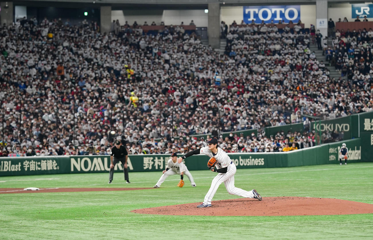 日本対中国　ファンの声援を受けながら力投する大谷（撮影・菅敏）