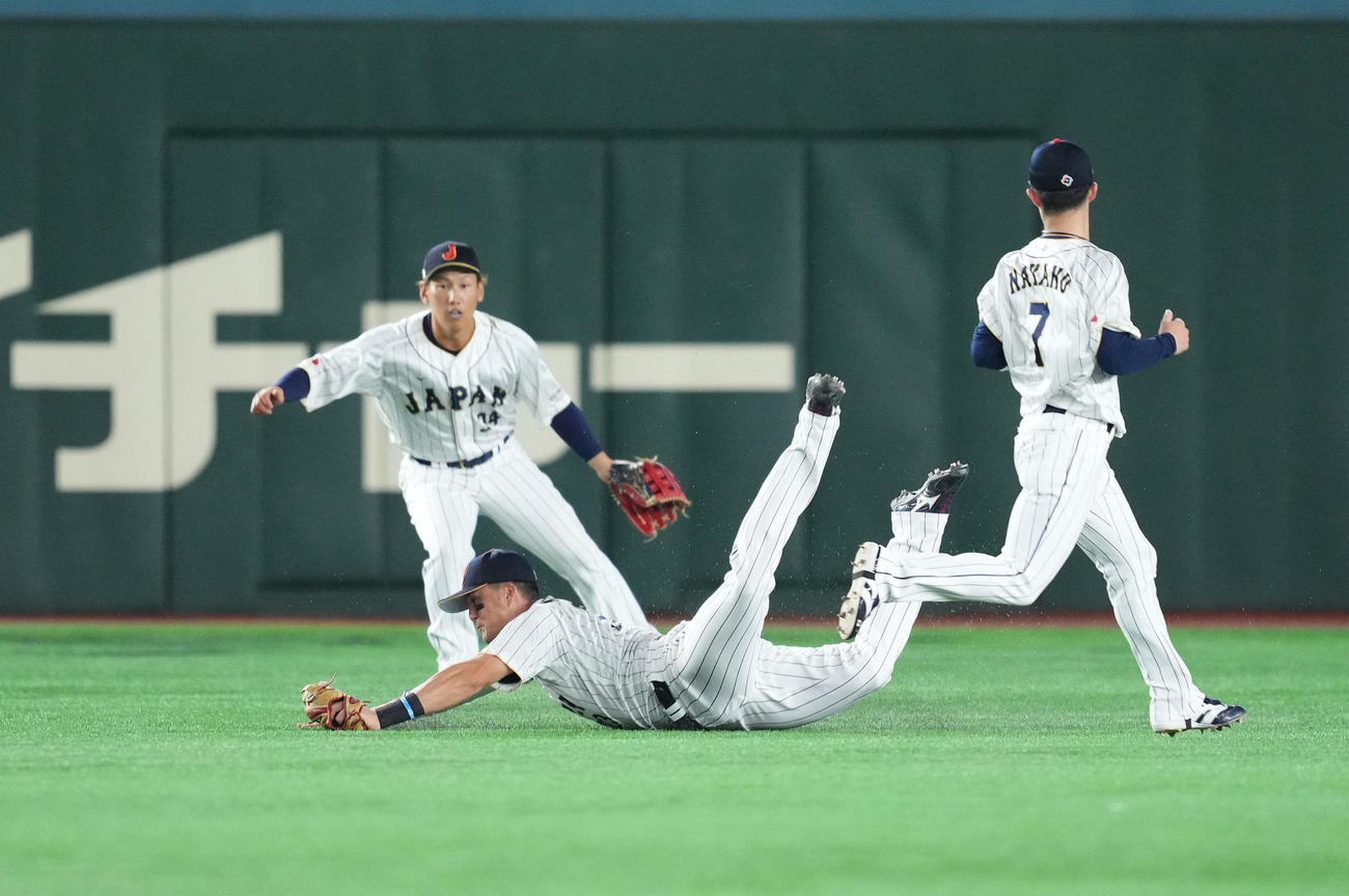 日本対韓国　5回表韓国1死一塁、金河成の中飛を好捕するヌートバー（撮影・菅敏）