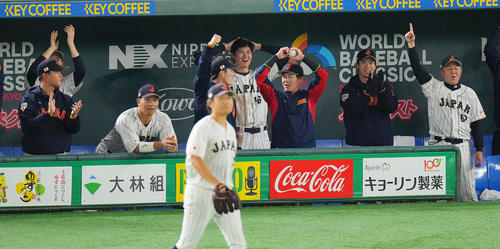 日本対韓国　5回表韓国1死一塁、ヌートバーの好捕に思わず頭を抱える大谷（中央）らナイン（撮影・垰建太）