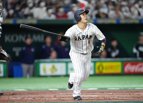 日本対韓国　5回表日本無死、右越え本塁打を放つ近藤（撮影・菅敏）