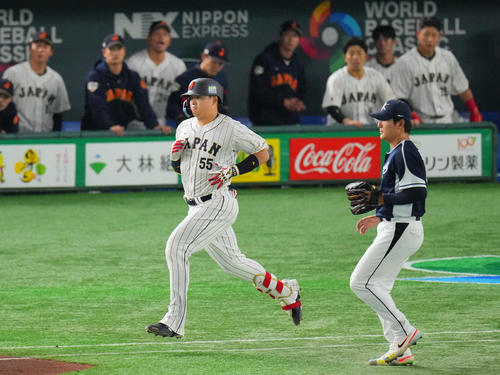 日本対韓国　5回裏日本無死二塁、二ゴロに倒れる村上（左）。投手郭彬（撮影・垰建太）