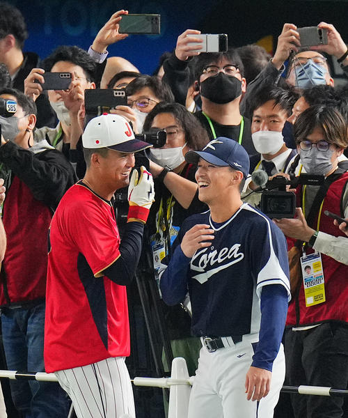 日本対韓国　試合前練習中、談笑する日本のヌートバー（左）と韓国のエドマン（撮影・垰建太）