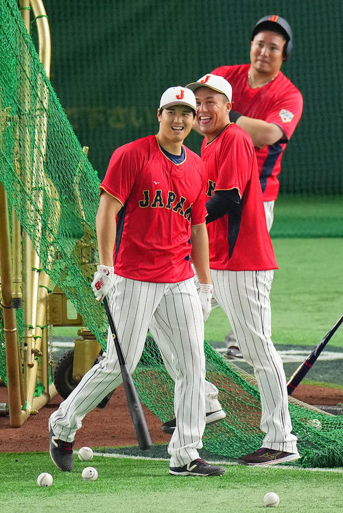 日本対韓国　試合前のフリー打撃で快音を響かせた大谷（左）に思わず笑顔のヌートバー（中央）。後方はなんともいえない表情の山川（撮影・垰建太）