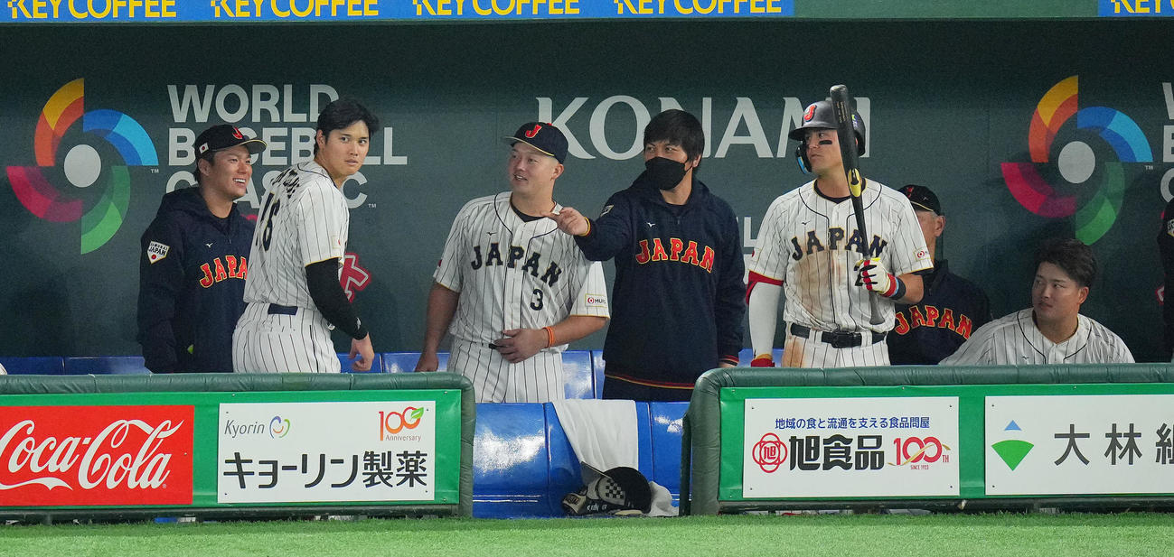 日本対中国　8回裏日本1死満塁、押し出しで生還した大谷（左から2人目）はベンチで牧（中央）、ヌートバーらとおどける（撮影・垰建太）
