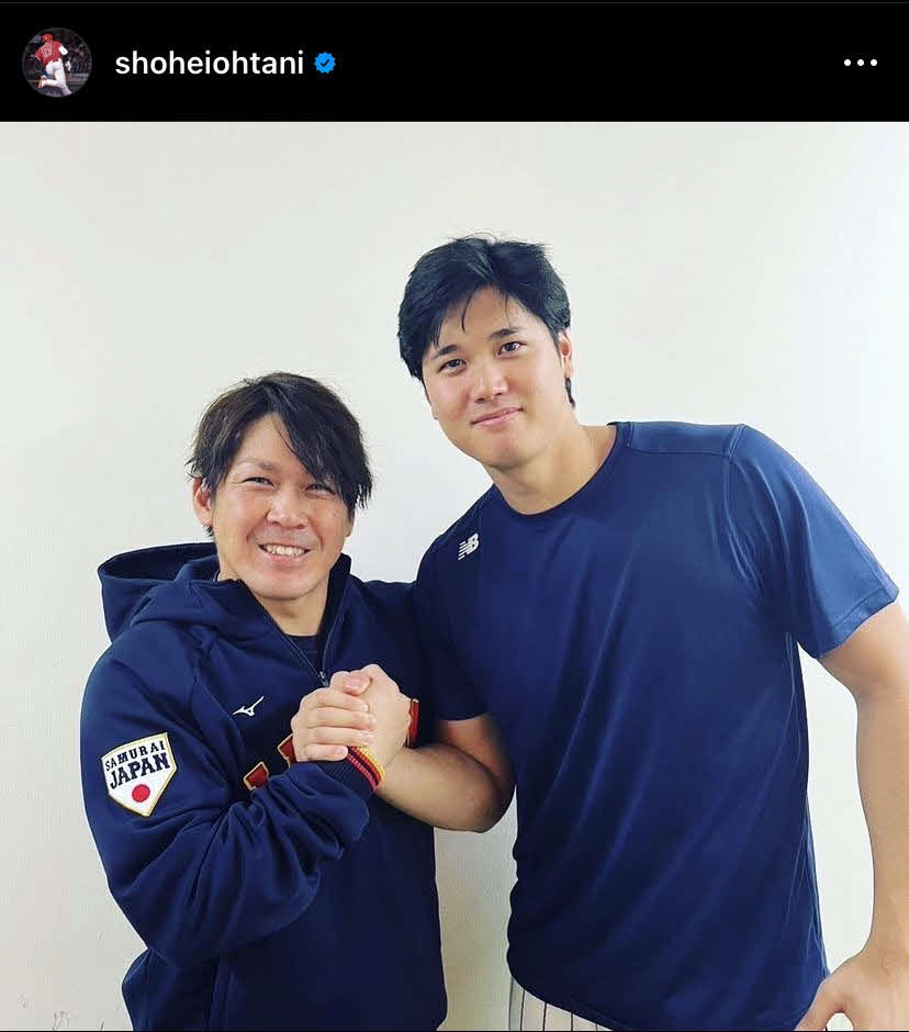 インスタグラムに捕手を務めた甲斐との2ショット写真を投稿する侍ジャパンの大谷（スクリーンショット）