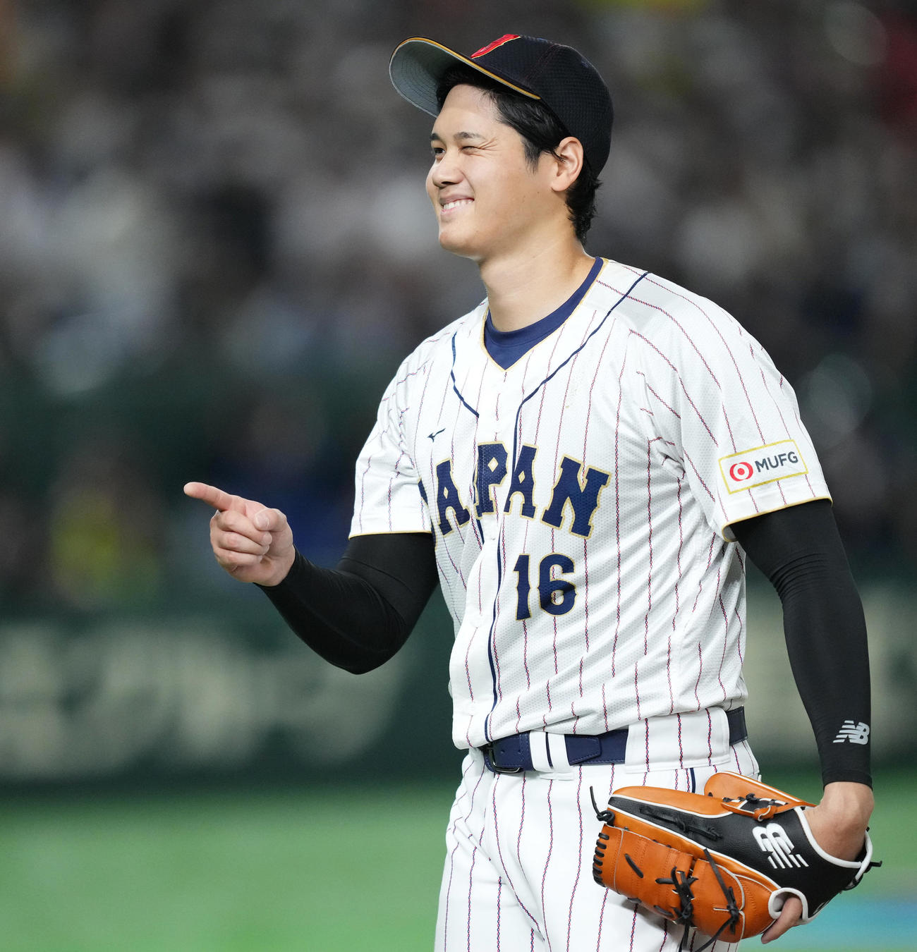 日本対中国　2回の投球を終え、ナインに向かってウインクする大谷（撮影・菅敏）