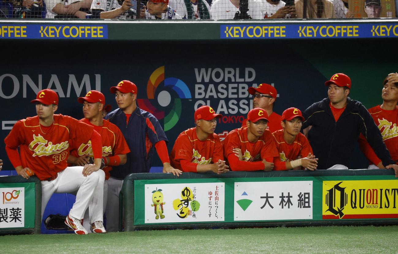日本対中国　ベンチで意気消沈する中国の選手たち(ロイター)
