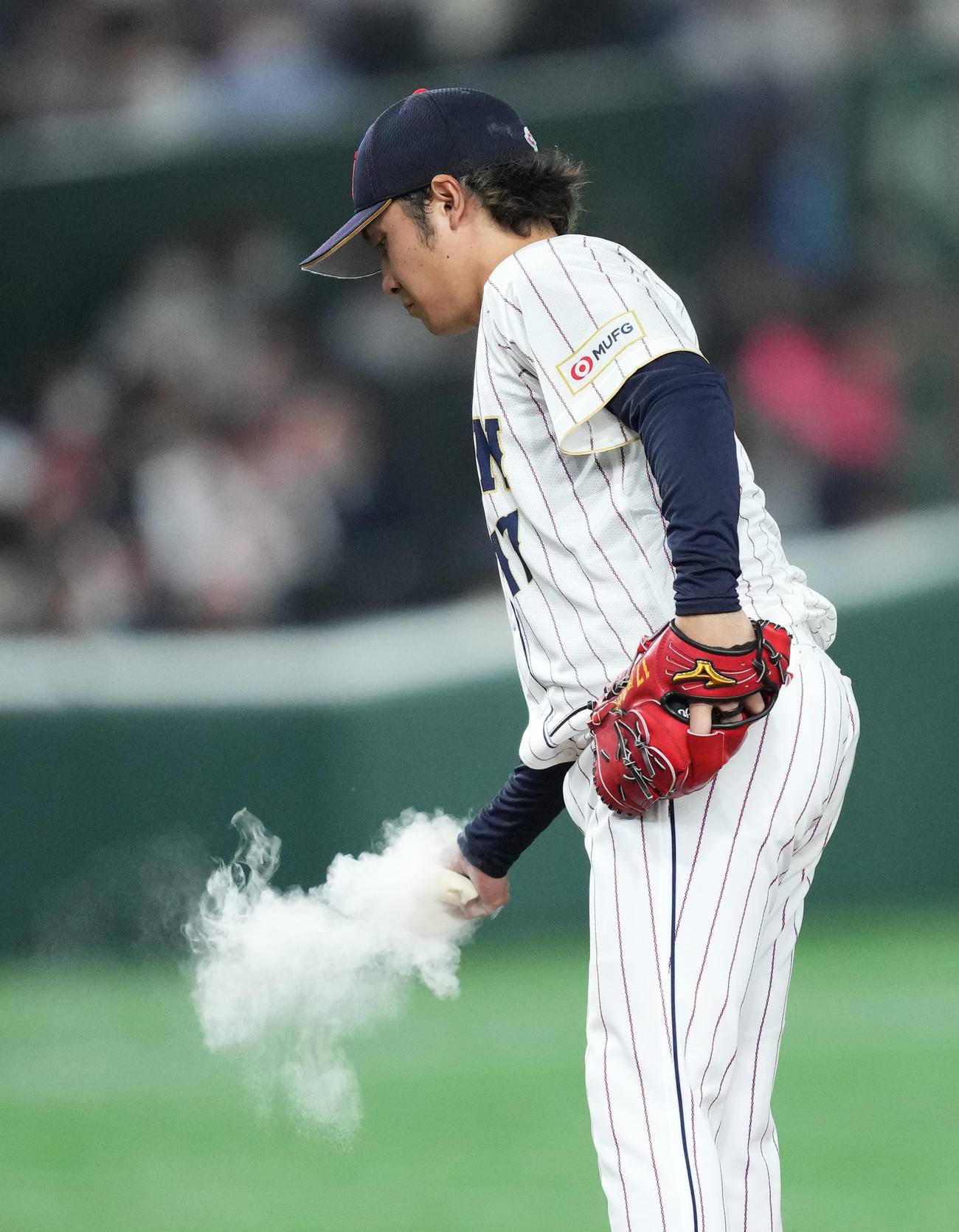 日本対中国　9回、日本4番手の伊藤は投球の合間にたっぷりとロージンを触る（撮影・菅敏）