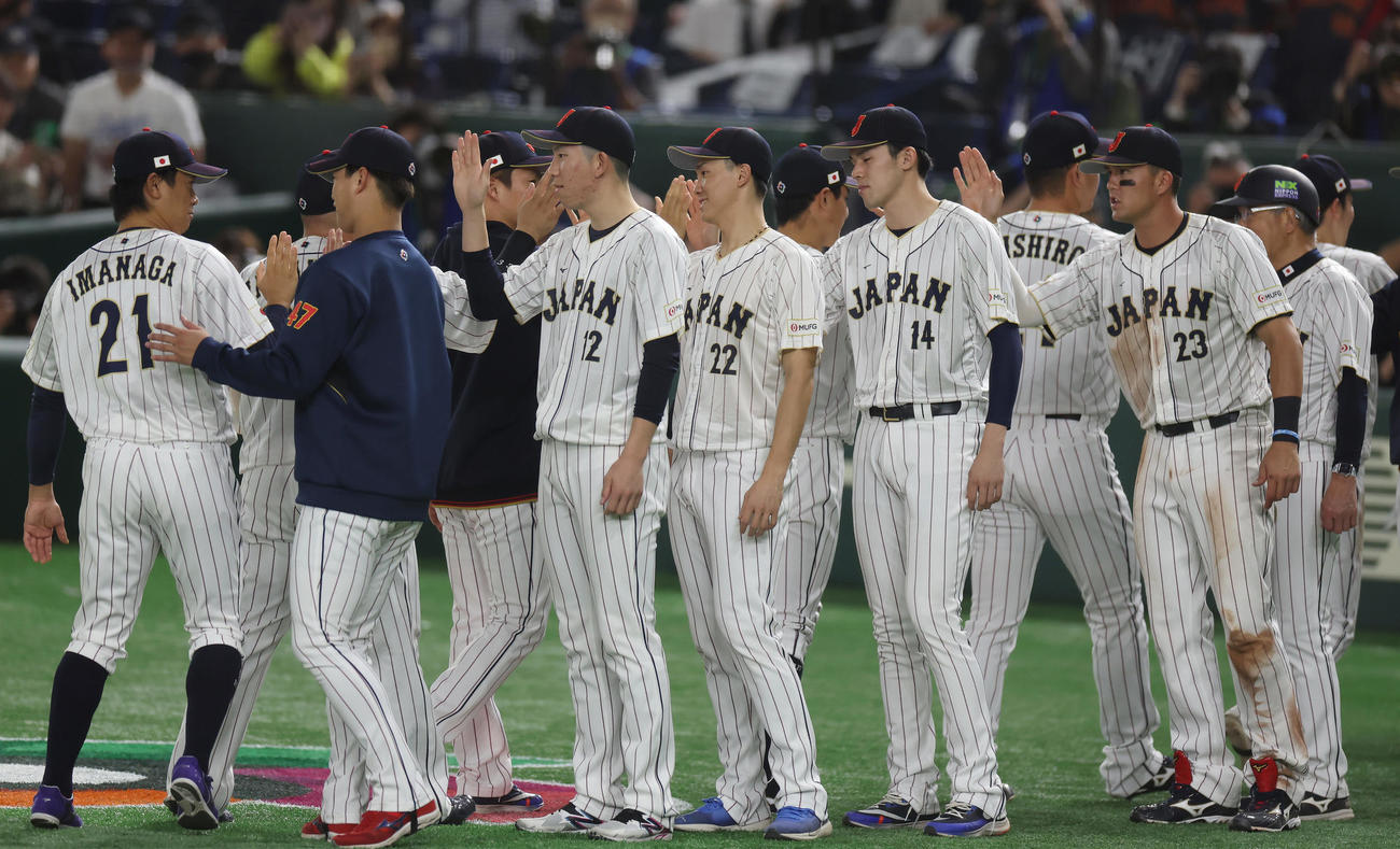 日本対中国　中国に勝利し喜ぶ湯浅（中央）ら日本ナイン（撮影・前田充）