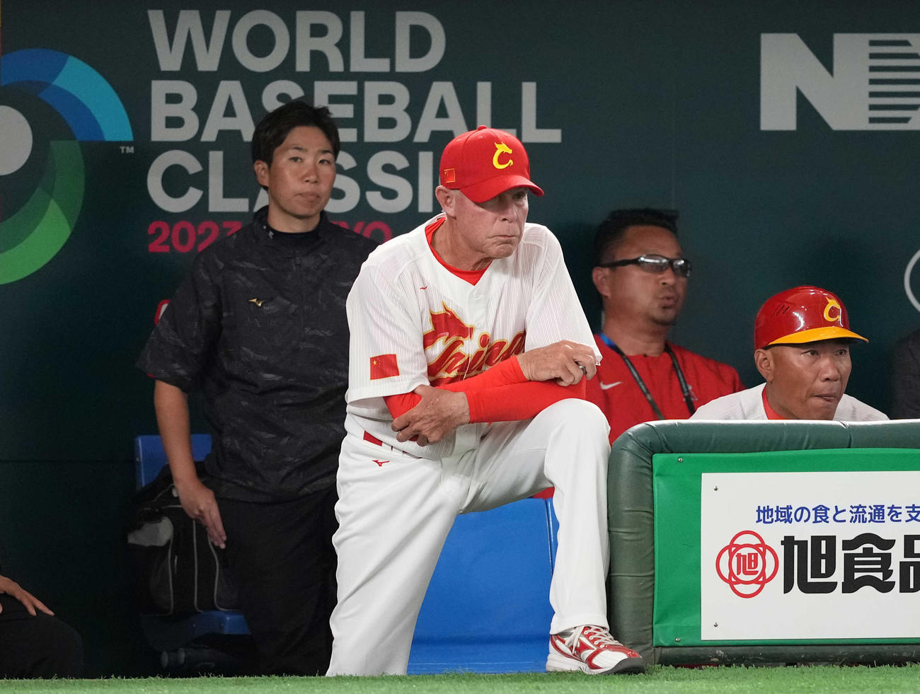 中国対チェコ　試合を見守る中国のリロイ監督（中央）（撮影・鈴木みどり）