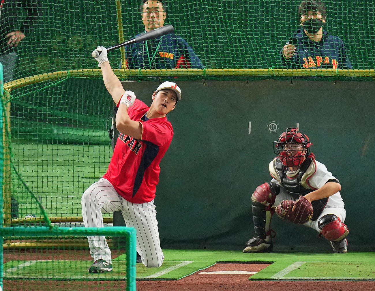 日本対韓国　試合前のフリー打撃でひざをつきながらもスタンドに打球を運ぶ大谷（撮影・垰建太）