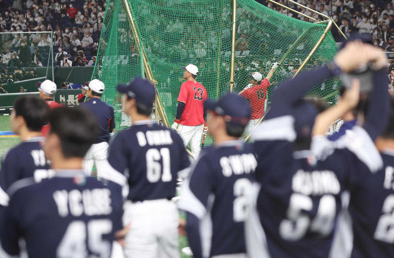 日本対韓国　韓国の選手たちが見つめる前でフリー打撃を行う大谷（撮影・前田充）