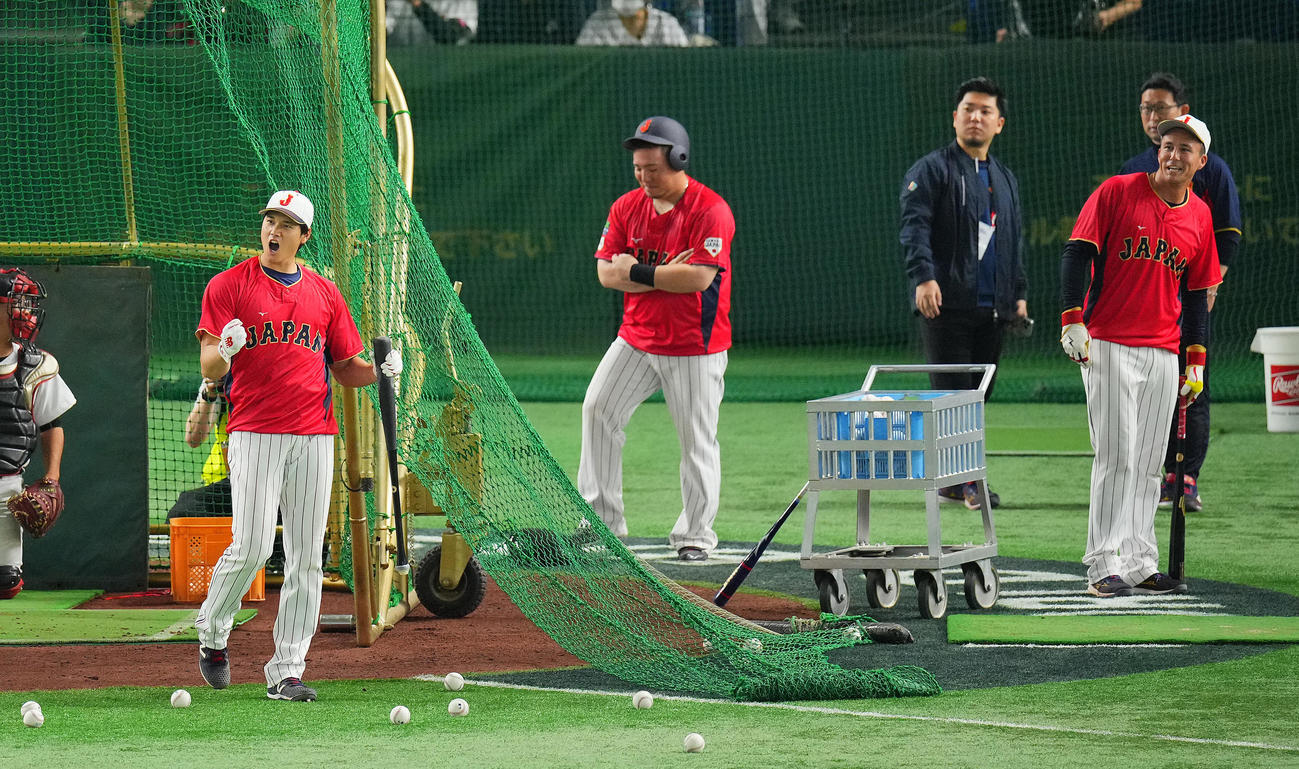 日本対韓国　試合前のフリー打撃で快音を響かせた大谷（左）はスタンドインにガッツポーズする。中央はなんともいえない表情の山川、右は苦笑いのヌートバー（撮影・垰建太）
