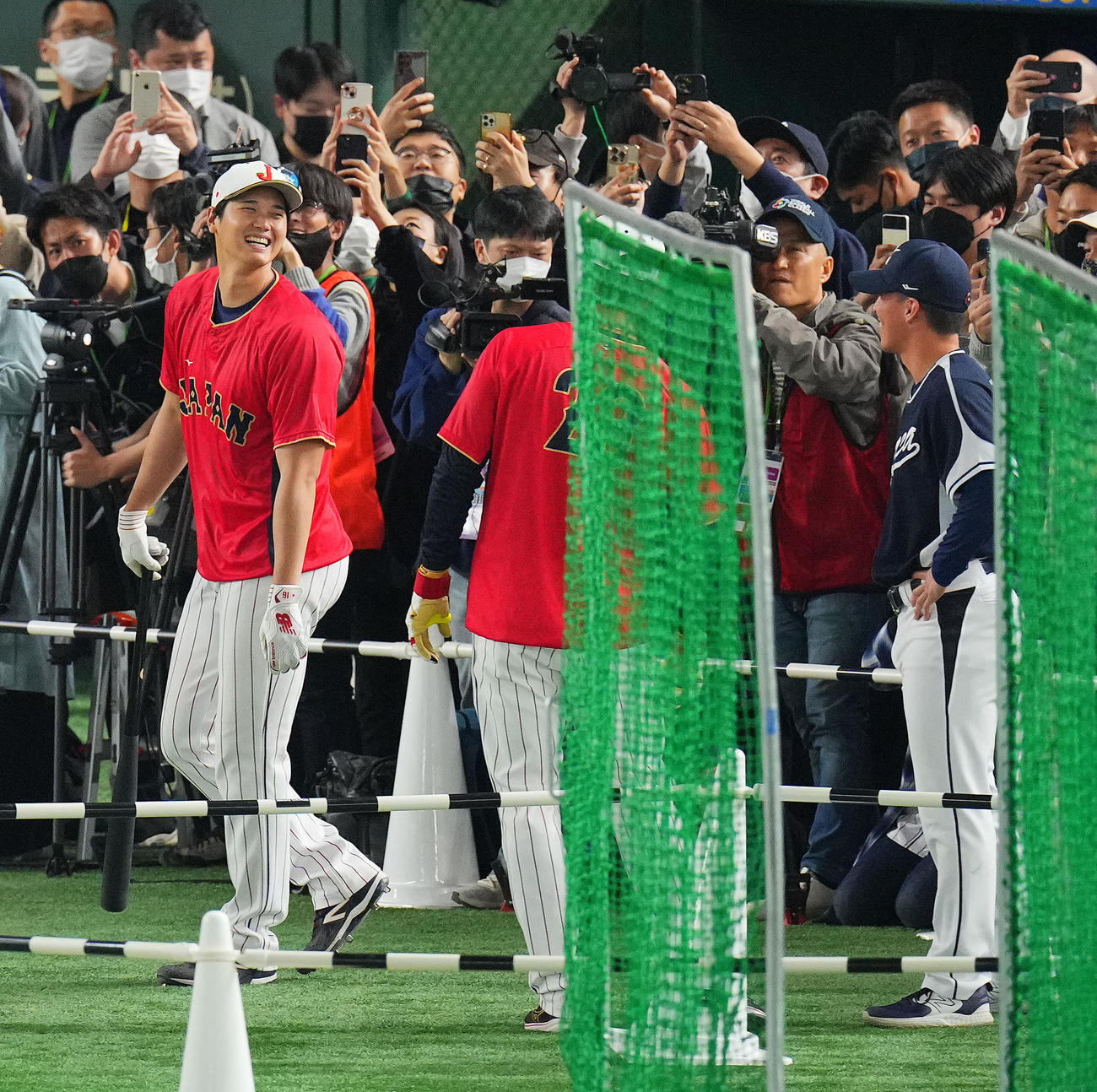 日本対韓国　試合前練習中、韓国のエドマン（右）と談笑する大谷（撮影・垰建太）