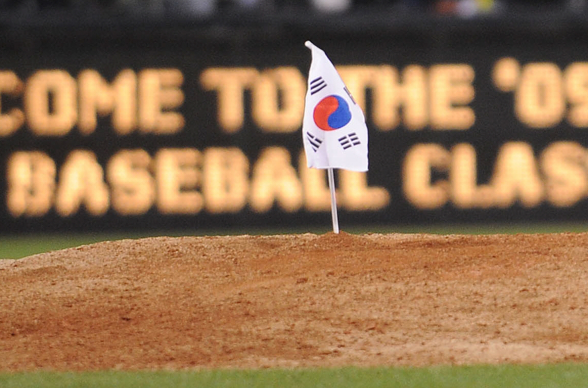 日本を破り、韓国ナインは、マウンドに国旗を立てた（2009年3月17日撮影）