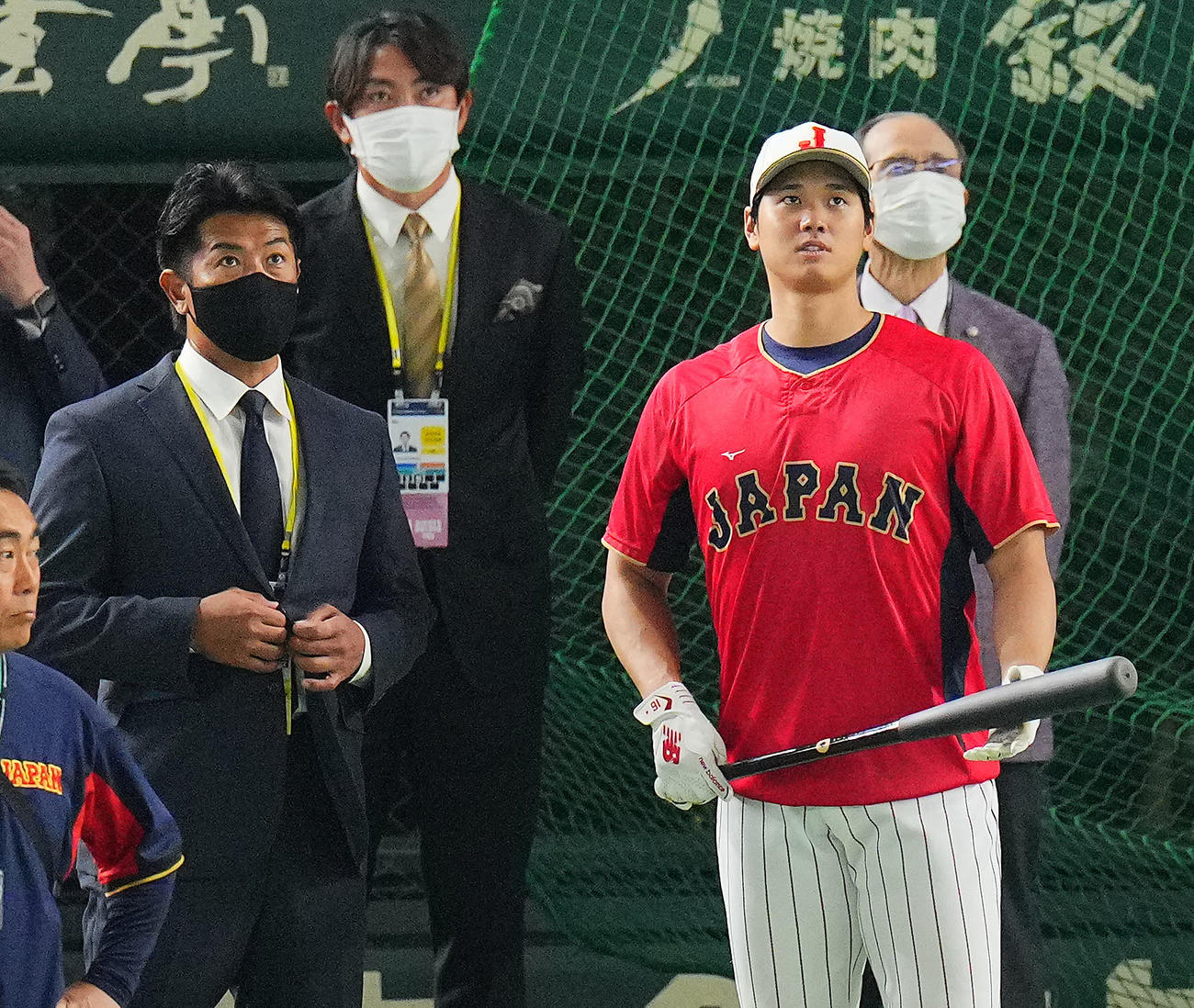 日本対韓国　試合前練習中、言葉を交わす大谷（右）と日本ハム稲葉GM（撮影・垰建太）