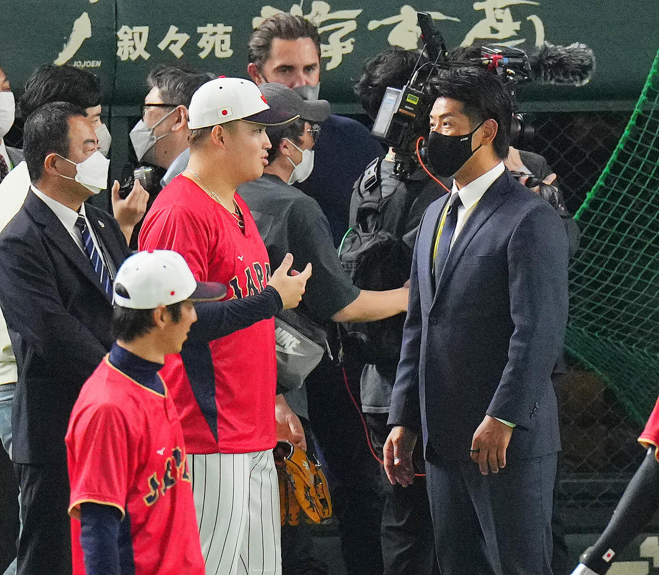 日本対韓国　試合前練習中、言葉を交わす村上（左）と日本ハム稲葉GM（撮影・垰建太）