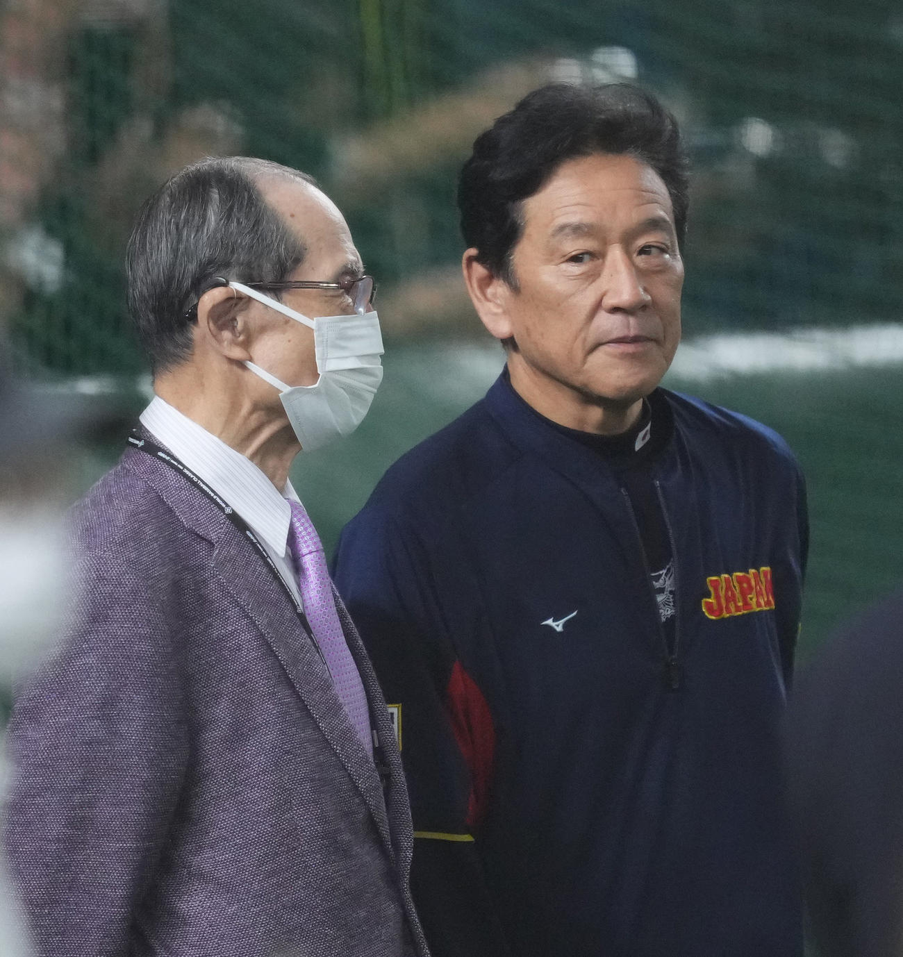 日本対韓国　試合前、王会長（左）と話す栗山監督（撮影・菅敏）