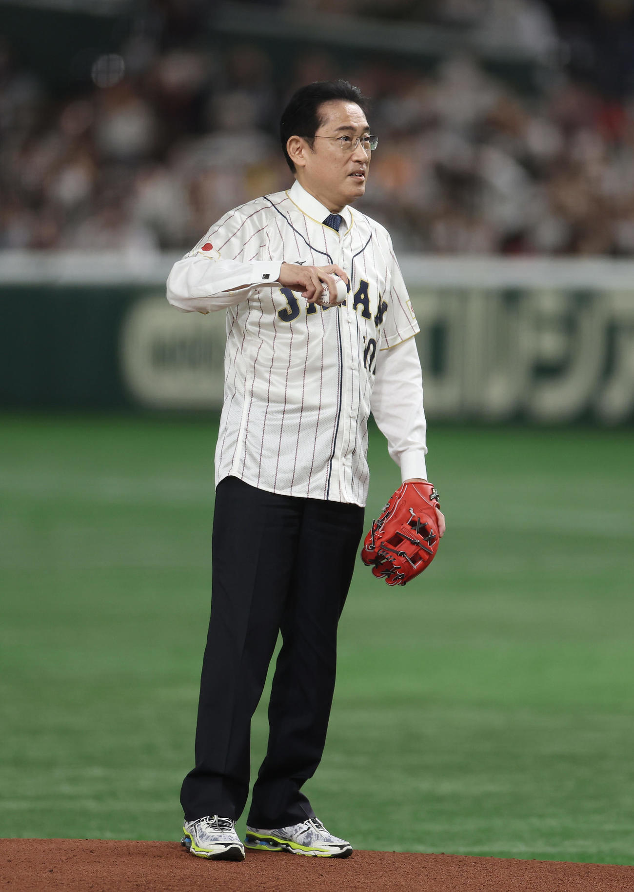 日本対韓国　始球式を務める岸田首相（撮影・前田充）