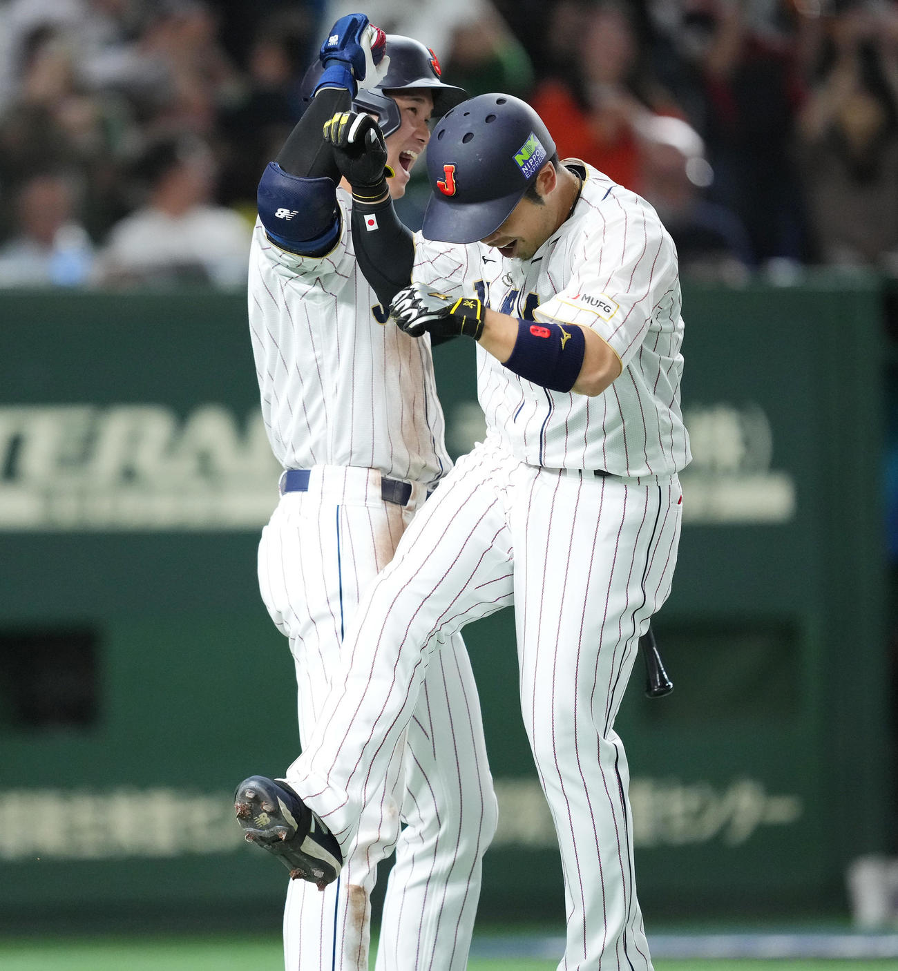 日本対韓国　5回表日本無死、右越えに本塁打を放ち、大谷（左）とタッチをする近藤（撮影・菅敏）