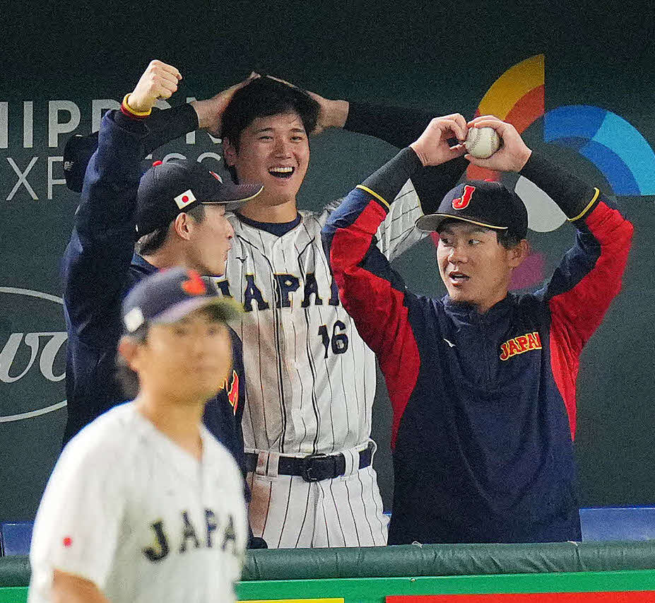 日本対韓国　5回表韓国1死一塁、ヌートバーの好捕に思わずベンチで頭を抱える大谷（中央奥）（撮影・垰建太）