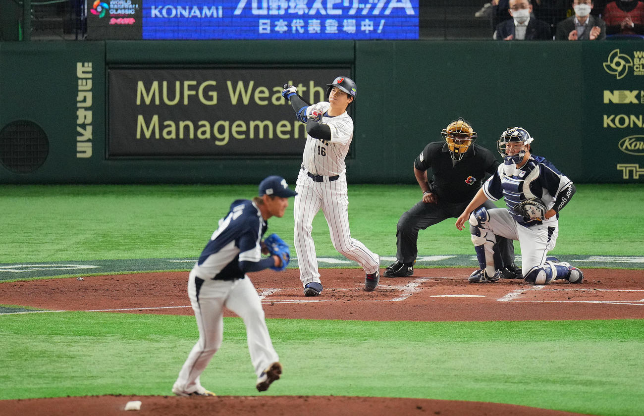 日本対韓国　1回裏日本2死、空振り三振に倒れる大谷。投手金広鉉（撮影・垰建太）