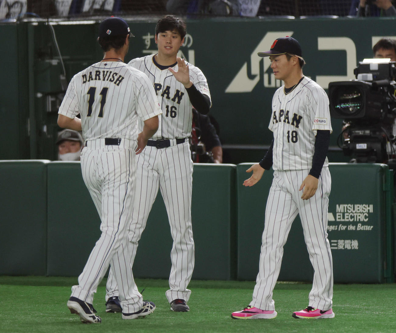 日本対韓国　3回表を投げ終えたダルビッシュ（左）を迎える大谷（中央）と山本（撮影・前田充）