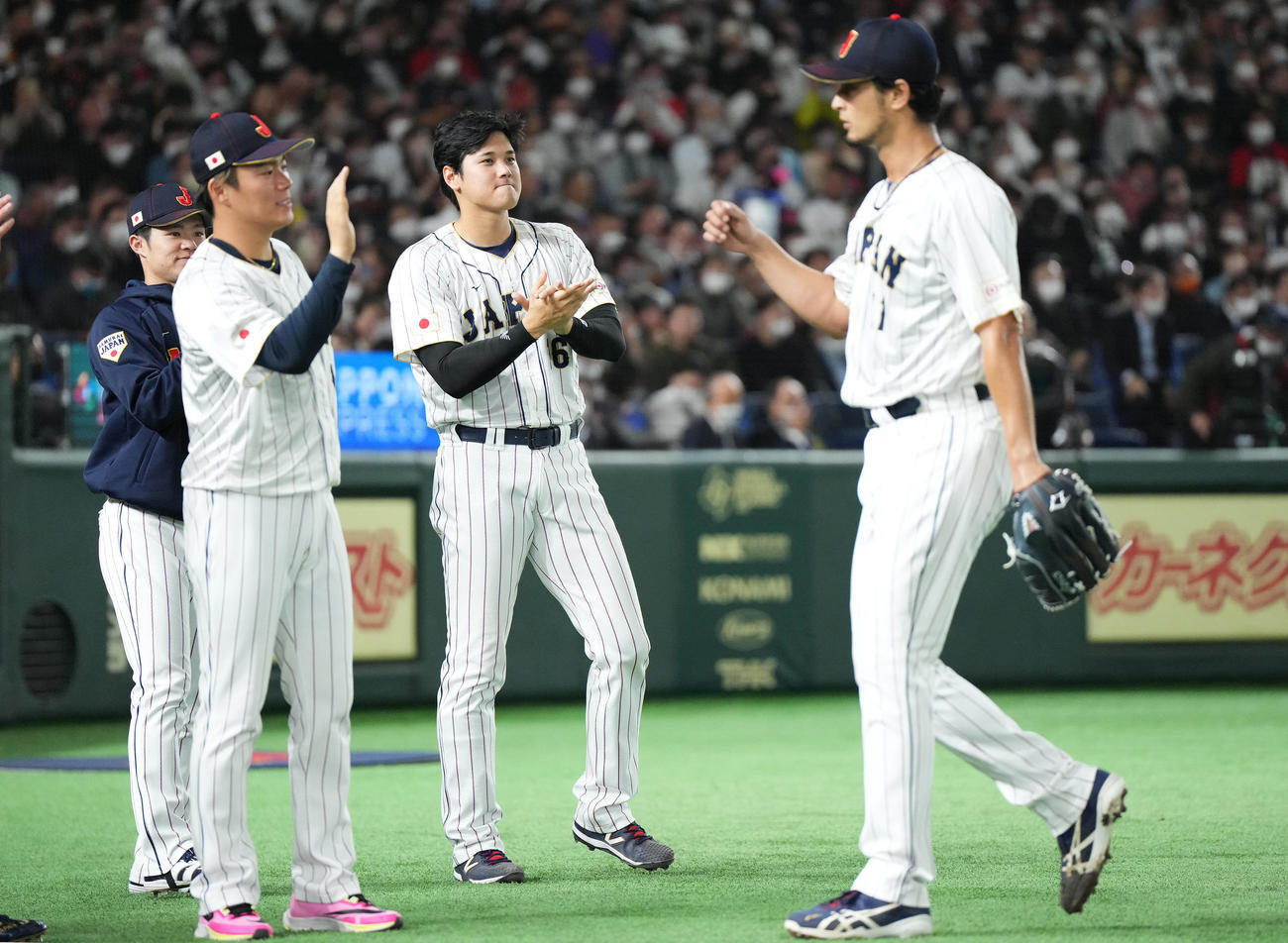 日本対韓国　2回の投球を終えたダルビッシュ（右端）を迎える大谷（左から3人目）（撮影・菅敏）