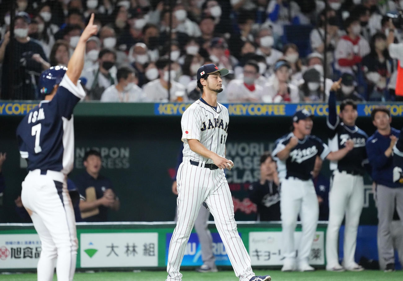 日本対韓国　3回表韓国2死二塁、李政厚に適時打を許し、盛り上がる韓国ベンチを背に浮かない表情を見せるダルビッシュ（撮影・菅敏）