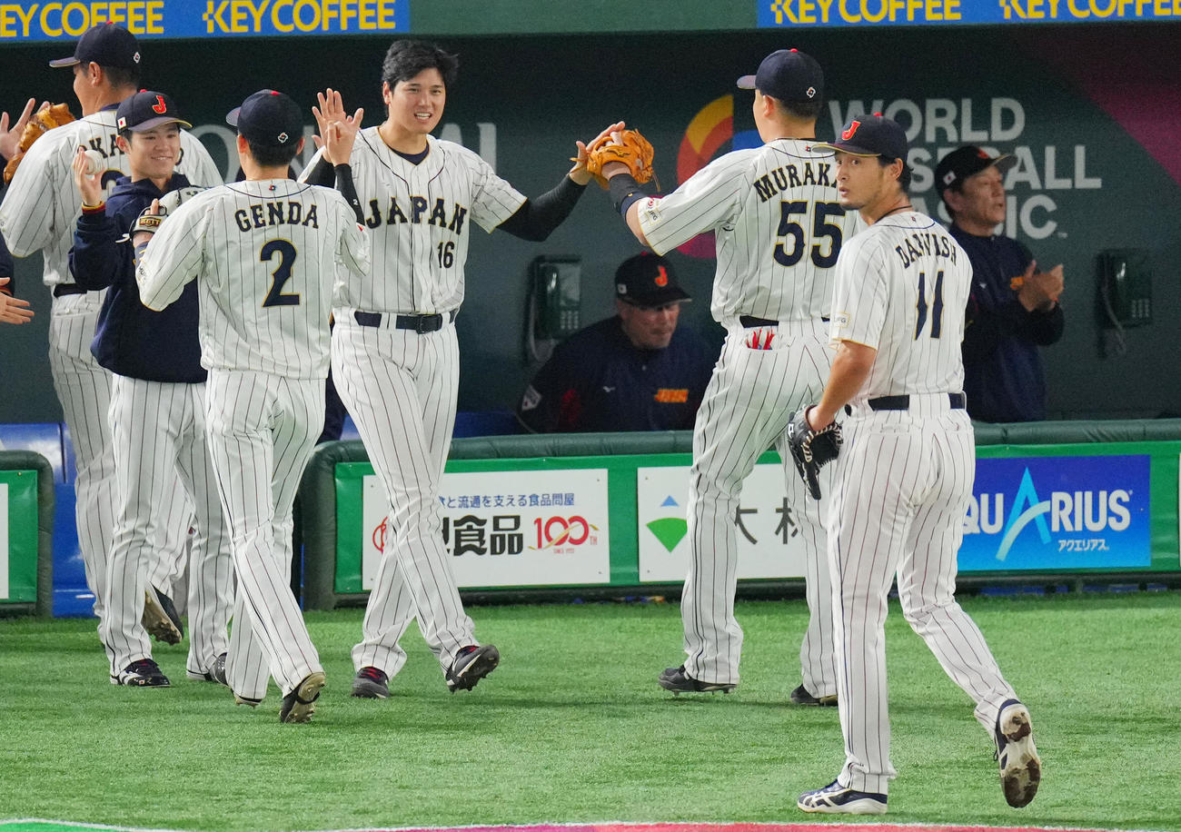 日本対韓国　2回表韓国の攻撃を無失点に抑えたダルビッシュ（右）らナインを出迎える大谷（中央）（撮影・垰建太）