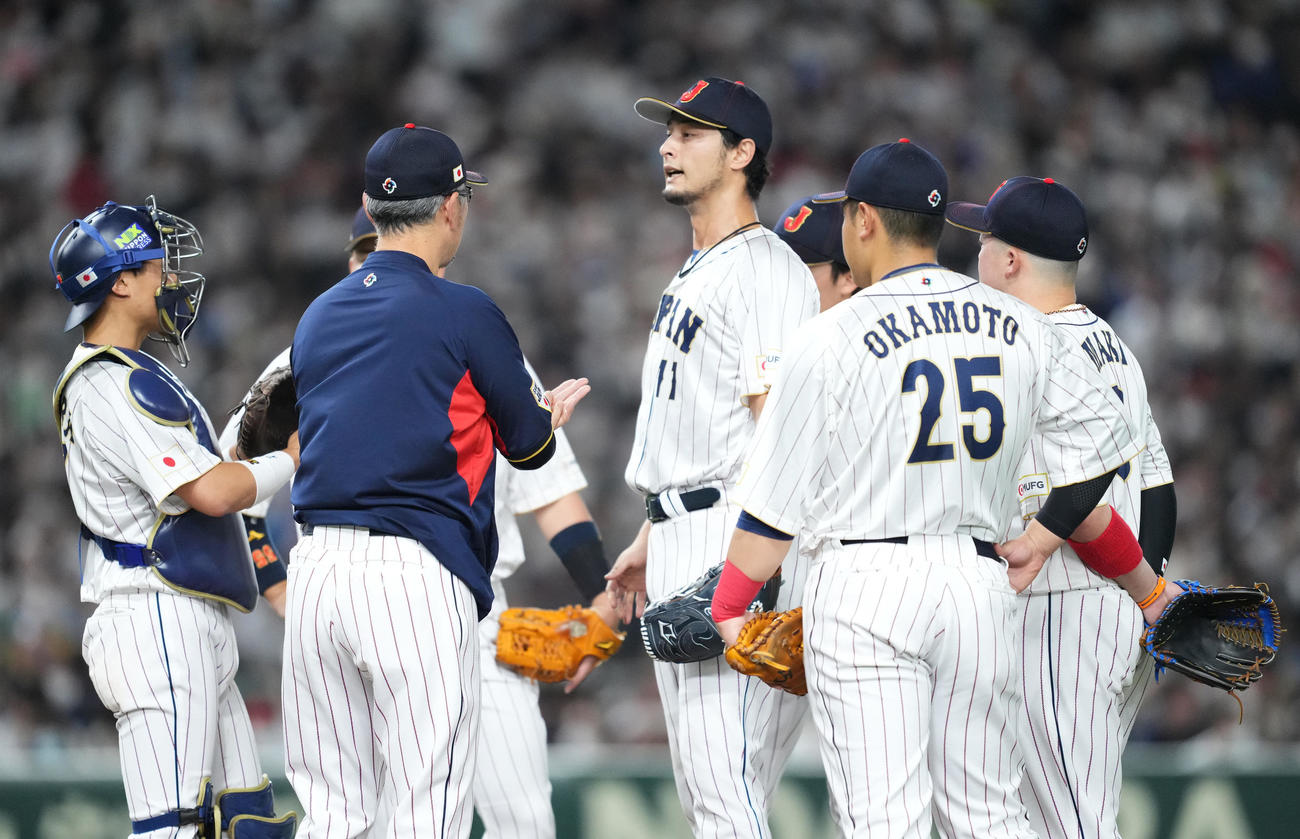 日本対韓国　3回途中、マウンドで吉井コーチ（左から2人目）らと話すダルビッシュ（中央）（撮影・菅敏）