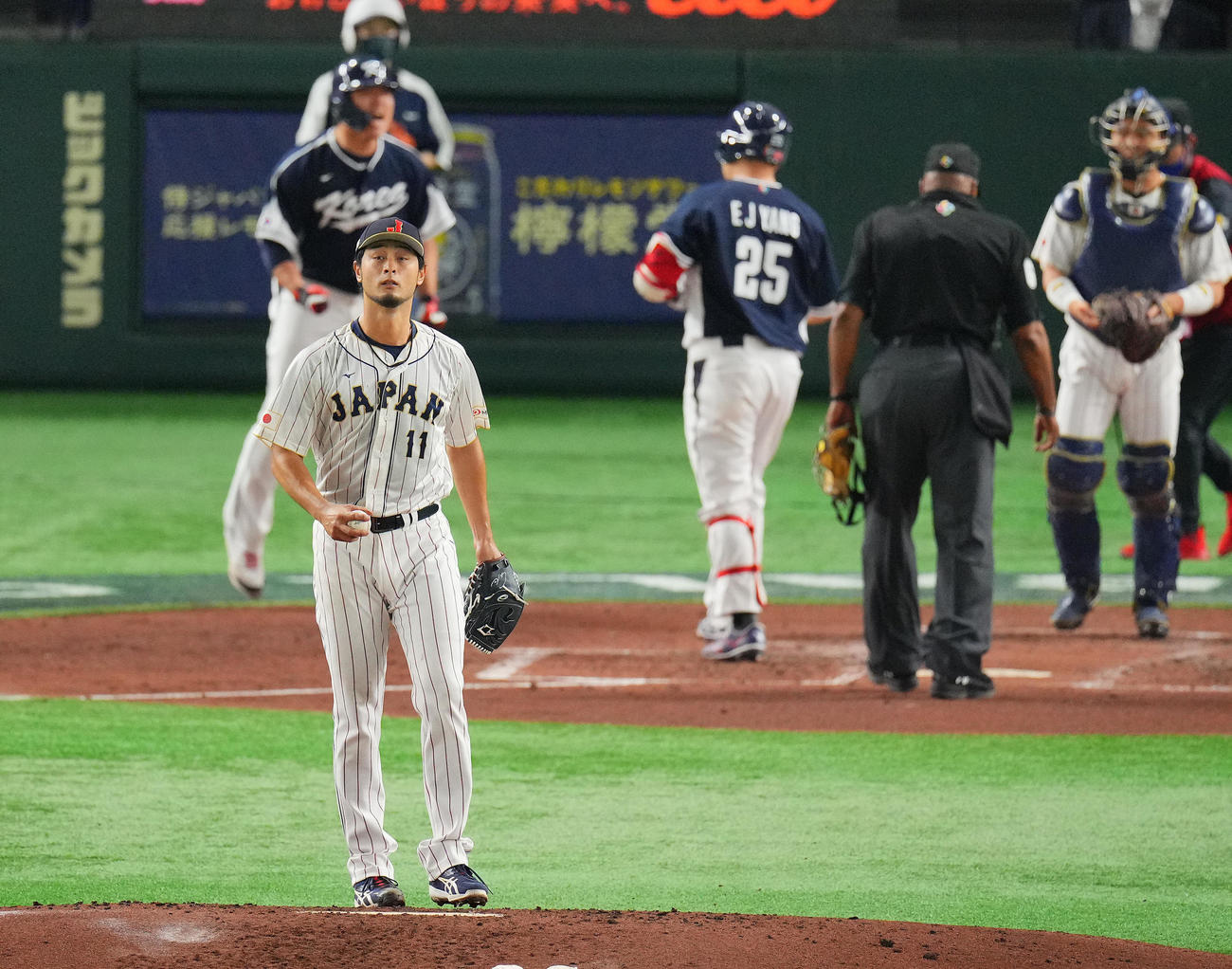 日本対韓国　3回表韓国無死二塁、梁義智（25番）に先制の2点本塁打を浴びるダルビッシュ（撮影・垰建太）