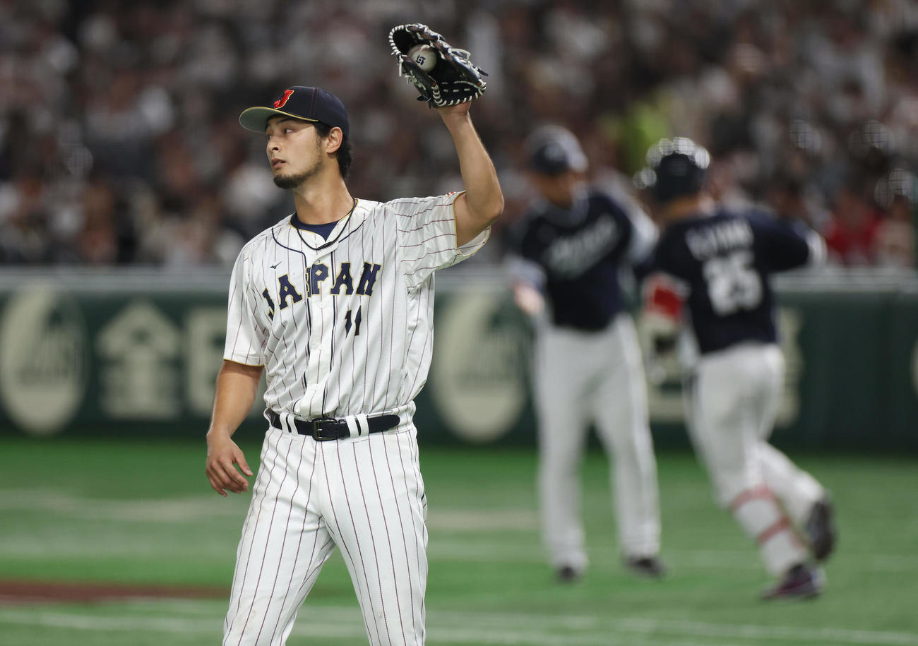 日本対韓国　3回表韓国無死二塁、梁義智（右）に先制2点本塁打を浴びるダルビッシュ（撮影・前田充）