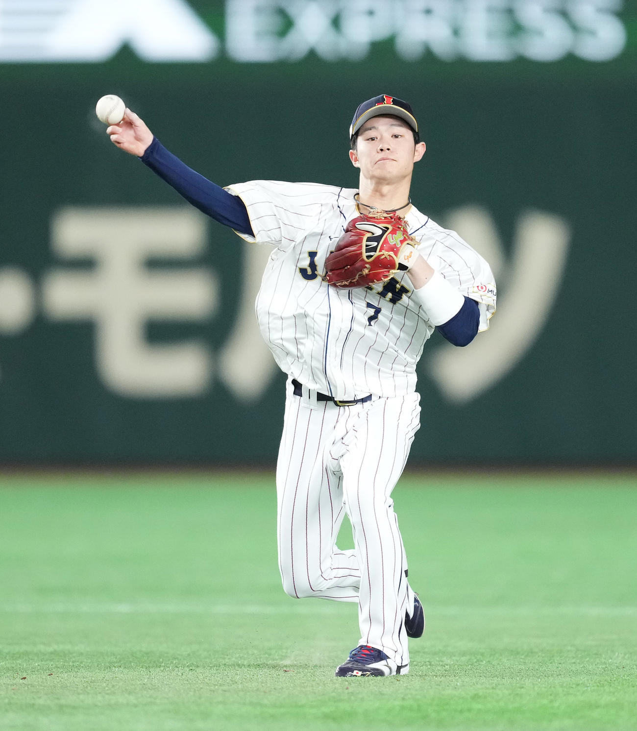 日本対韓国　4回表韓国2死、梁義智の打球を処理し、一塁へ送球する中野（撮影・菅敏）