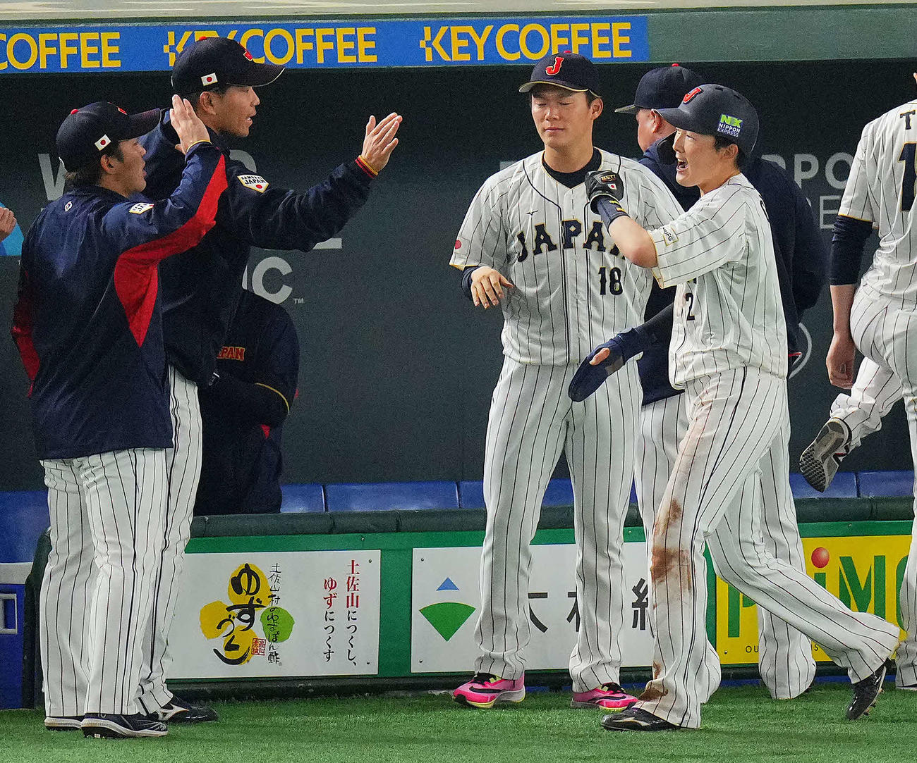 日本対韓国　3回裏日本無死一、二塁、ヌートバーの適時打で生還しナインの出迎えを受ける源田（右）（撮影・垰建太）