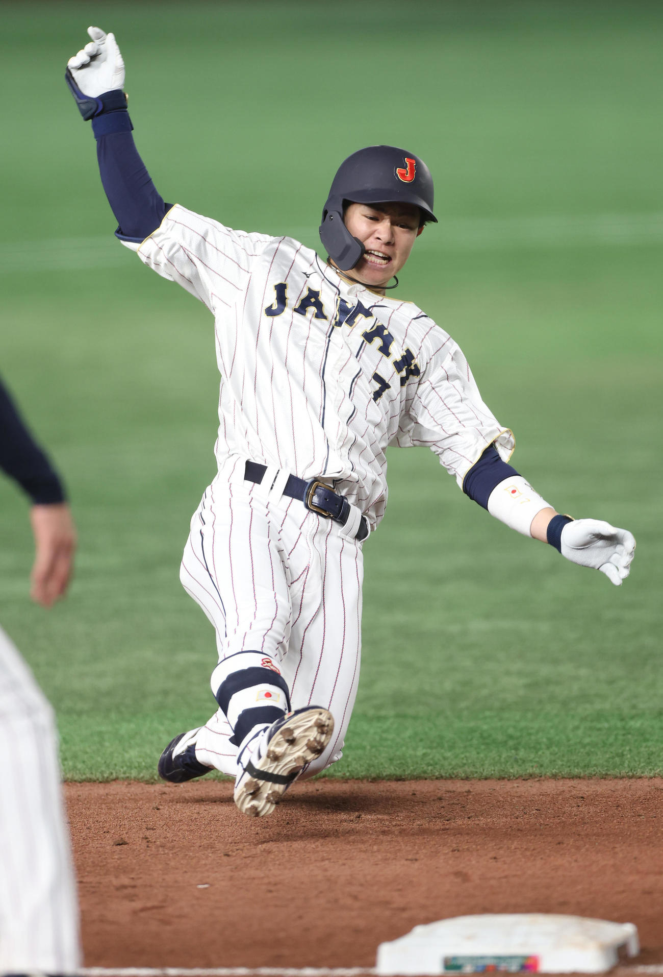 日本対韓国　6回裏日本無死、右翼線に三塁打を放ち滑り込む中野（撮影・前田充）
