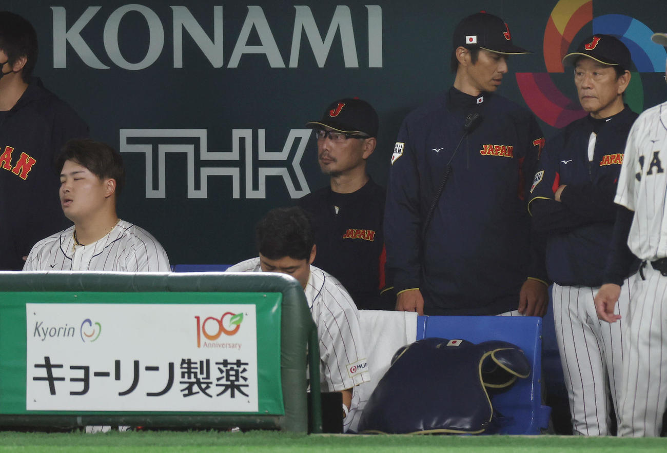 日本対韓国　3回裏日本無死満塁、遊飛に倒れ、ベンチで悔しそうな表情を見せる村上（左端）。右端は栗山監督（撮影・前田充）