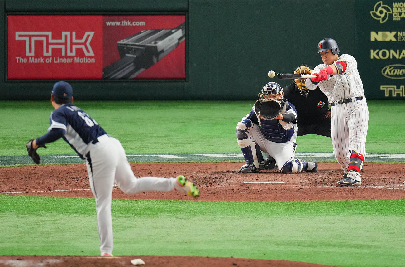 日本対韓国　5回裏日本2死、中前打を放つ岡本。投手郭彬（撮影・垰建太）