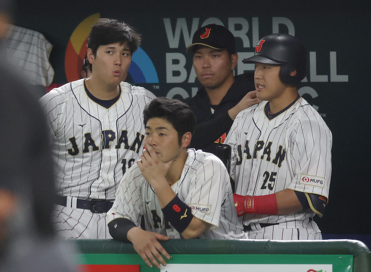 日本対韓国　2回裏日本1死二塁、空振り三振に倒れた岡本（右）とベンチで言葉を交わす大谷（左）（撮影・前田充）