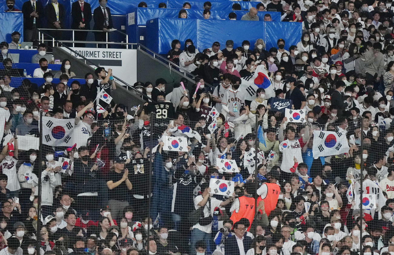 日本対韓国　試合前、盛り上がる韓国スタンド（撮影・菅敏）
