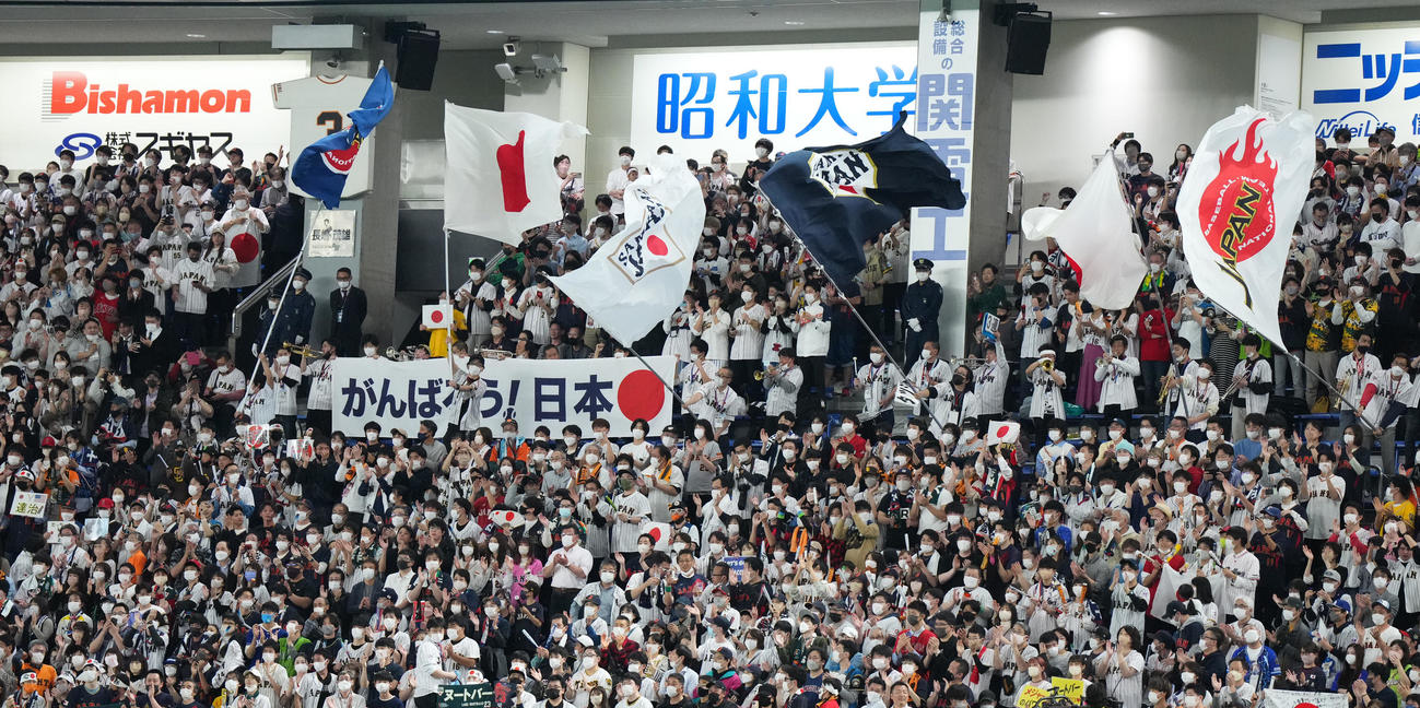 日本対韓国　試合前、盛り上がる日本応援スタンド（撮影・菅敏）