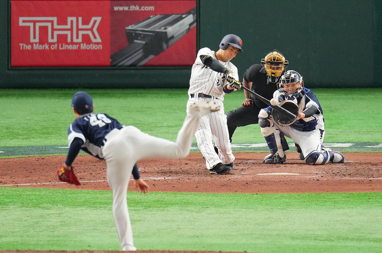 日本対韓国　5回裏日本無死、右越えソロ本塁打を放つ近藤。投手元兌仁（撮影・垰建太）