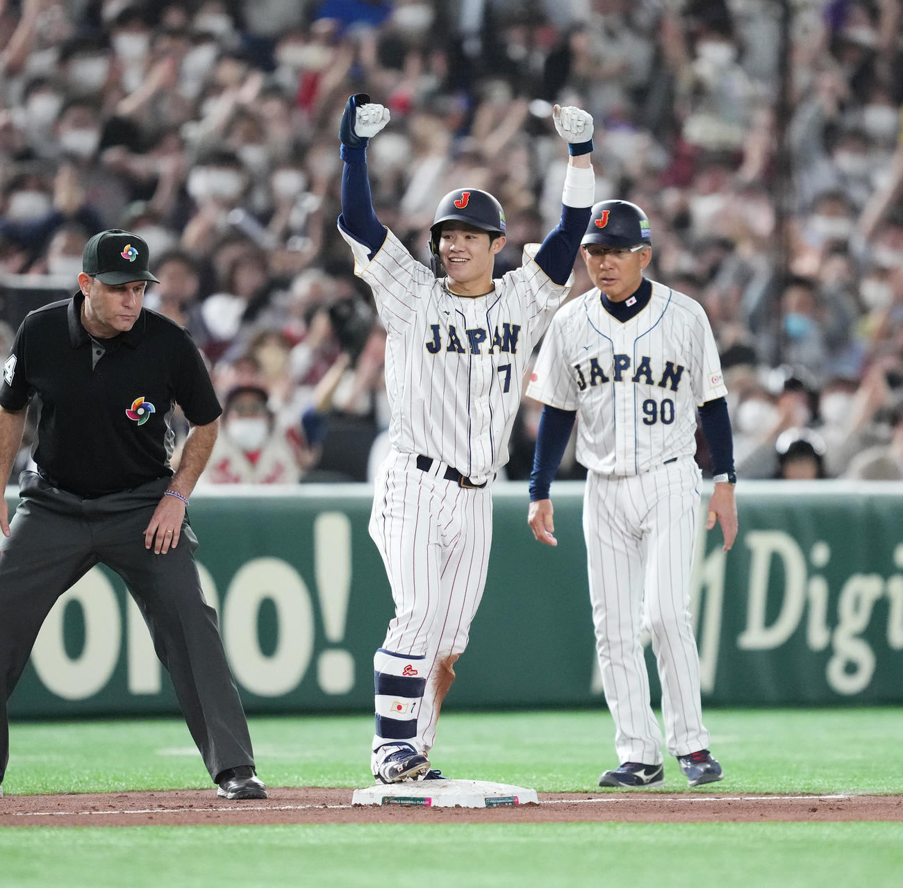 日本対韓国　6回裏日本無死、右三塁打を放ち、塁上でガッツポーズを見せる中野（撮影・菅敏）