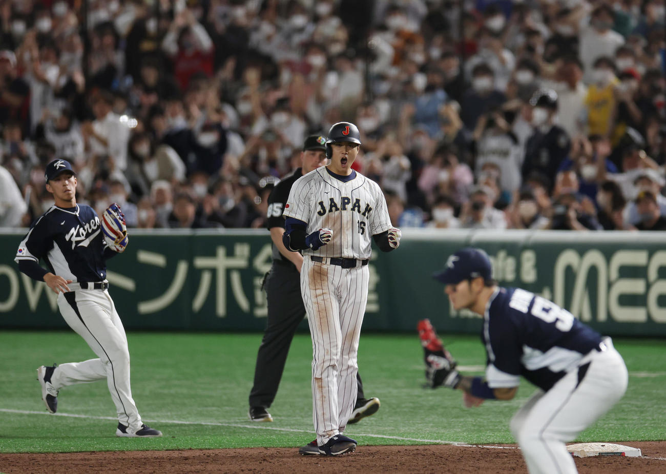 日本対韓国　6回裏日本無死満塁、右前適時打を放ちガッツポーズする大谷（中央）（撮影・前田充）