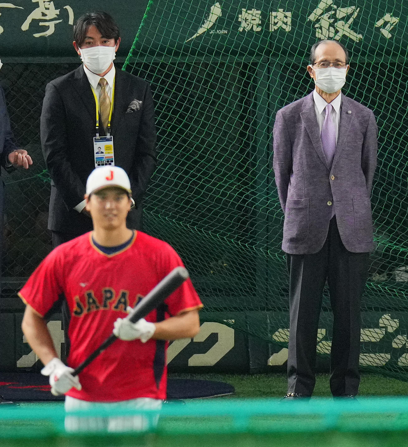 日本対韓国　試合前練習中、フリー打撃へ向かう大谷（手前）を見つめるソフトバンク王会長（右）、内川（撮影・垰建太）
